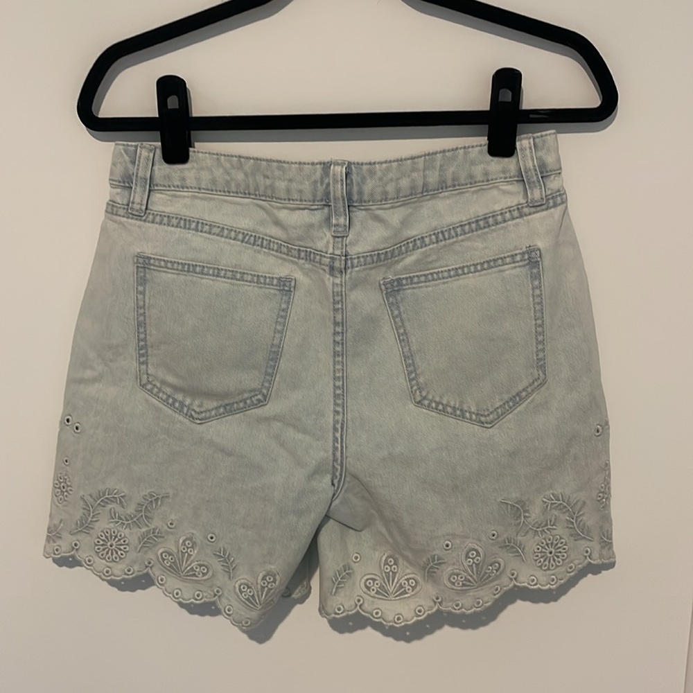 DRIFTWOOD Light Wash Embroidered Eyelet Jean Shorts - Size 27 - Picture 4 of 6